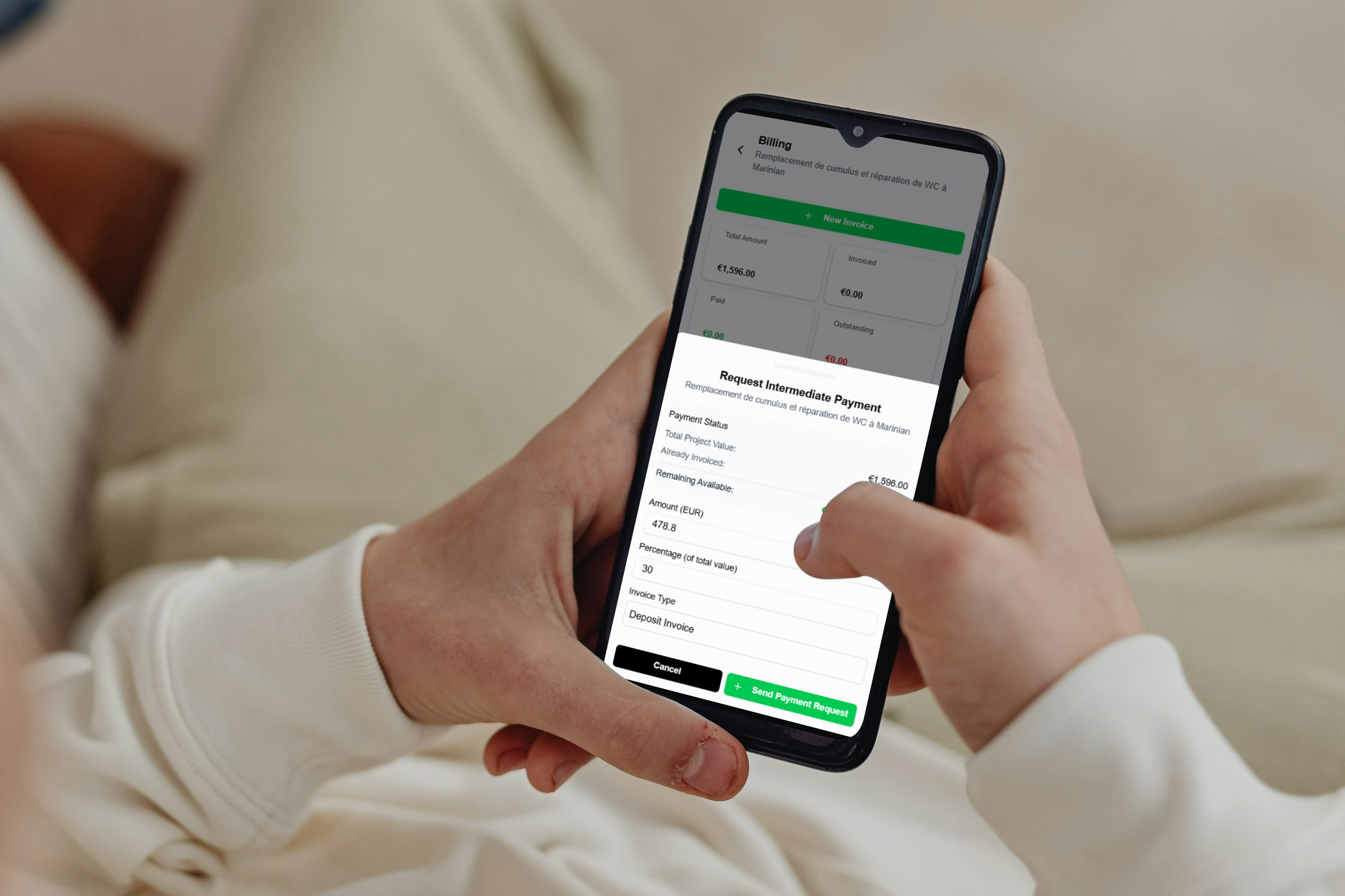 Profissional criando fatura no celular